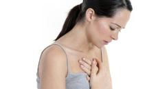 Đau ngực giữa là gì?