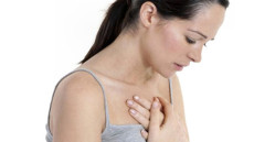 Đau ngực giữa là gì?