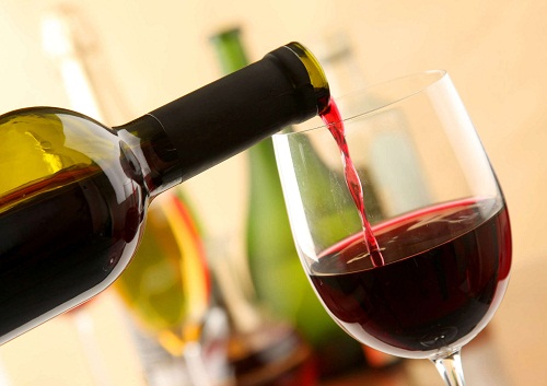 Uống rượu vang đỏ không gây ảnh hưởng đến tim mạch