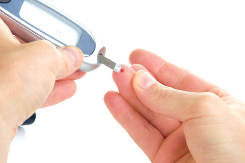 Người bệnh tiểu đường nên thường xuyên đo đường huyết 