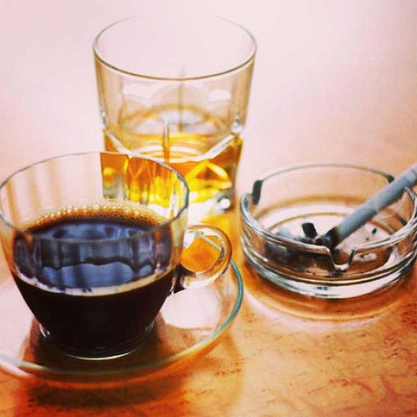 Tránh cà phê và rượu để đối phó với rối loạn nhịp tim trong mùa hè