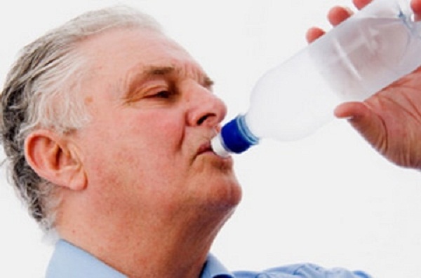 Tăng cường uống nước khi nắng nóng để tránh mất nước cô đặc máu